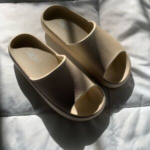 NWOT Women or Men’s Neutral Slides